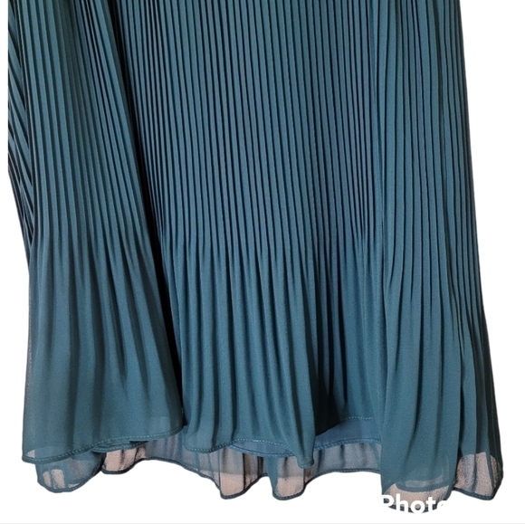 ❤️Astr teal green chiffon pleated lined sleeveless top - Picture 3 of 7